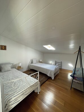 4 quartos, ferros/tábuas de passar roupa, Wi-Fi, roupa de cama