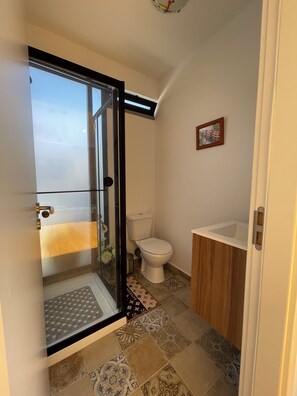 Shower, hair dryer, towels, toilet paper - Apartamento Deluxe II RB (Ribeira Brava)
