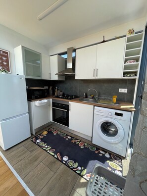 Geladeira, fogão, cooktop, chaleira elétrica