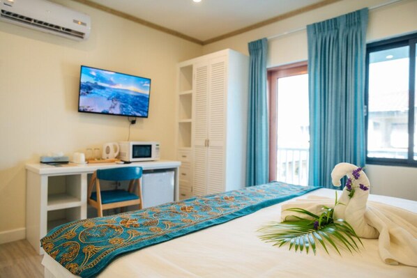Basic Room | In-room safe, desk, blackout drapes, iron/ironing board - Maxwell Del Mar Hotel (Maxwell)