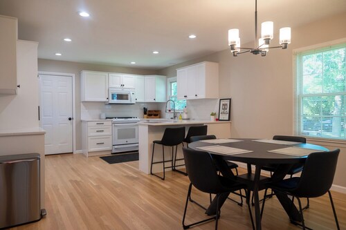 Modern retreat located across from WRA and steps from downtown Hudson.<br>