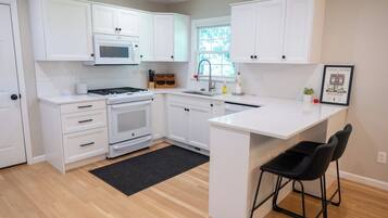 Microondas, horno, parrilla de estufa y lavavajillas