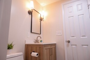 Toallas, jabón, shampoo, papel de baño