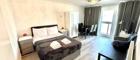 Apartment | 3 bedrooms, iron/ironing board, free WiFi, bed sheets