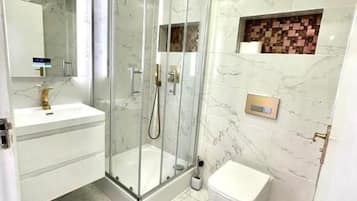 Apartment | Bathroom | Shower, hair dryer, towels