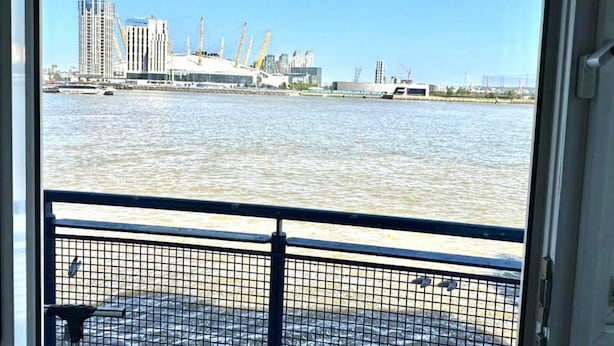 A view of a river with buildings in the background. - 3 Bedroom Riverview Flat Canary Wharf Free Parking (London)