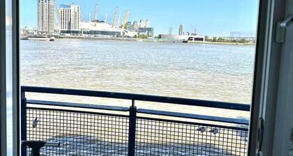3 Bedroom Riverview Flat Canary Wharf Free Parking
