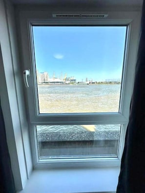 Apartment | Interior - 3 Bedroom Riverview Flat Canary Wharf Free Parking (London)