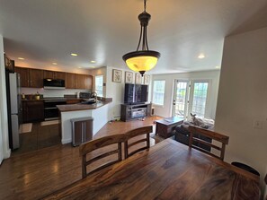 Smart TV, fireplace - Centrally Located - Fenced Yard & Dogs Welcome (Bozeman)