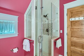 Combined shower/bathtub, hair dryer, towels, shampoo - Home in Downtown Breck w/ free bus to lifts, walkable to Main St and Peak 9 (Breckenridge)