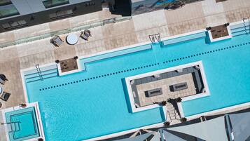 Alberca al aire libre, camas balinesas gratuitas y camastros