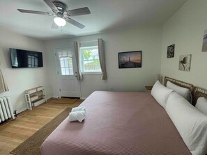 3 bedrooms, iron/ironing board, WiFi, bed sheets