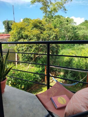 A balcony with a view of lush greenery and trees. - M&K House (La Banda de Shilcayo)
