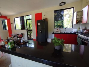 Een koelkast met diepvriezer, een microgolfoven