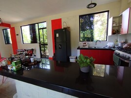 Refrigerador con freezer, microondas, utensilios de cocina