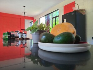 Grand réfrigérateur, micro-ondes dans l'espace commun