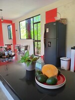 Refrigerador con freezer, microondas, utensilios de cocina