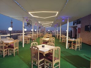 Outdoor dining - Relax and Enjoy unforgettable stay With the magnificent View of Nile and Temples (Luxor)