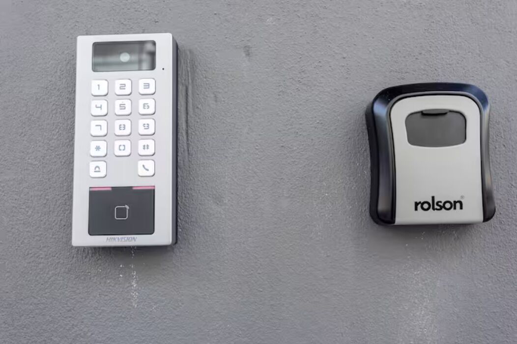Dos dispositivos, uno etiquetado 'MIKVISON' y el otro 'rolson', sobre una superficie texturizada.