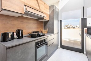 Estudi de disseny | Cuina privada | Frigorífic gran, microones, forn i placa de cuina 