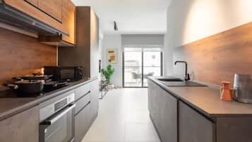 Apartamento de diseño | Cocina privada | Frigorífico grande, microondas, horno y placa de cocina