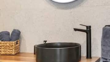 Estudio de diseño | Baño | Ducha, cabezal de ducha tipo lluvia, secador de pelo y toallas
