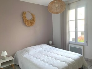 2 bedrooms, iron/ironing board, travel cot, Internet