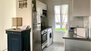 A modern kitchen with a refrigerator, oven, microwave, and washing machine. - AURORE (30 chemin des Burons, n°15, Le Bois Plage) (Le Bois-Plage-en-Ré)