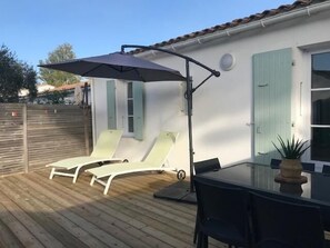 Outdoor dining - . (Le Bois-Plage-en-Ré)