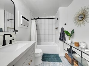 Hårtork, handdukar, tvål och schampo