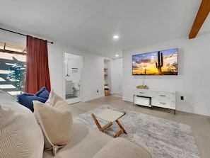 1 habitación, tabla de planchar con plancha y cuna de viaje