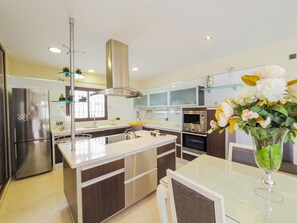 Frigorifero, microonde, forno, lavastoviglie