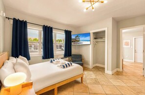 2 bedrooms, iron/ironing board, free WiFi, bed sheets - 3 min to beach ~ 2 bed apartment ~ free parking (Clearwater)