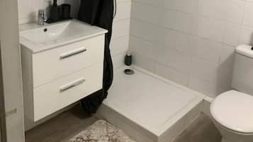 Serviettes fournies, savon, papier toilette