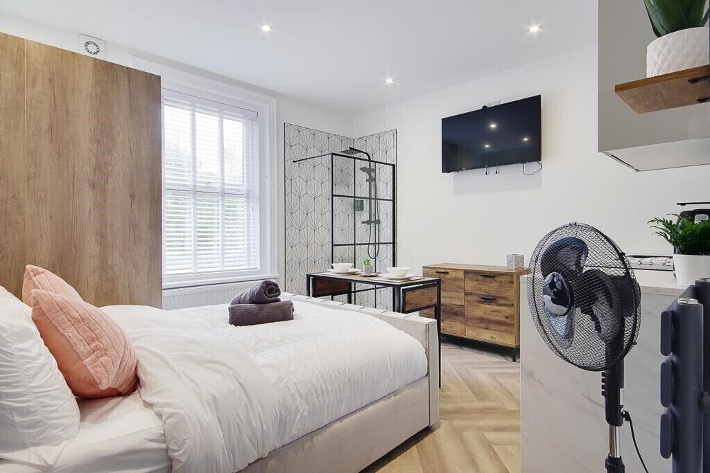 Compact Unique Suite - Poole