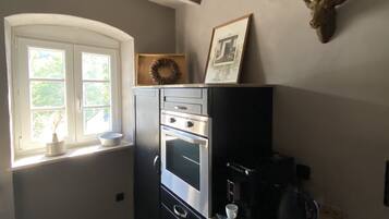 Een koelkast, een oven, een kookplaat, een vaatwasser