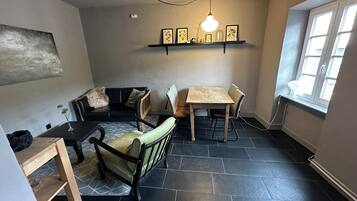 Een televisie en een open haard