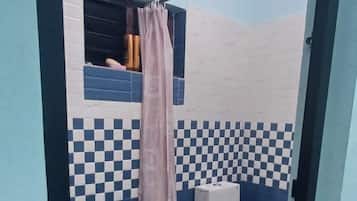 Douche, bidet, serviettes fournies, savon