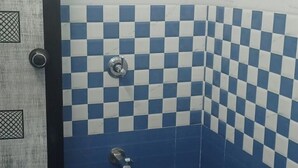 تجهيزات دش، مراحيض شطف، مناشف، صابون