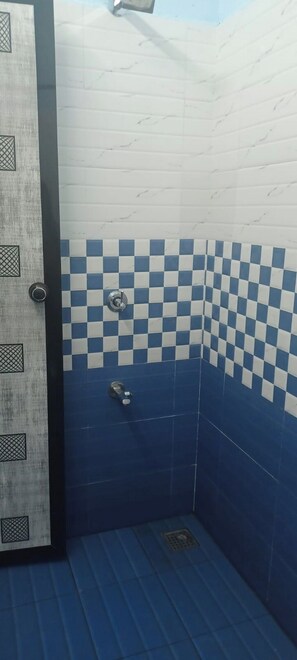 Douche, bidet, serviettes fournies, savon