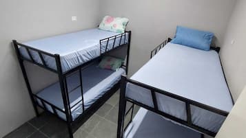 Dormitório compartilhado econômico, somente para homens | 1 quarto, acesso grátis à internet com fio, roupa de cama