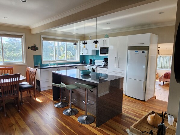 Refrigerador, microondas, horno y parrilla de estufa