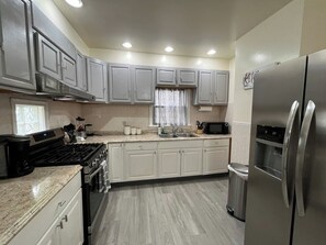 冰箱、微波炉、烤箱、炉灶