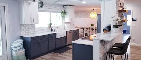 冰箱、微波炉、烤箱、炉灶