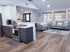 Fridge, microwave, oven, stovetop - 4-Bedroom House, KS with Inground Heated Pool
and 15 minute to Clearwater Beach (Largo)