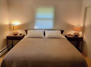Tabla de planchar con plancha, wifi y ropa de cama