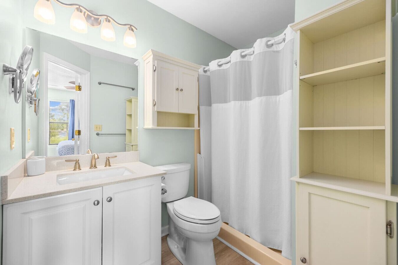 Un bagno con lavandino, WC e zona doccia.