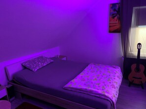 1 slaapkamer, een strijkplank/strijkijzer, wifi, beddengoed