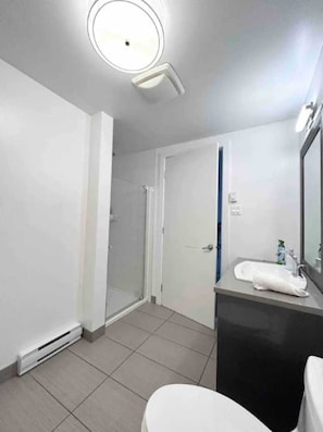 Een douche, een haardroger, handdoeken, zeep