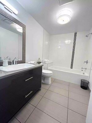 シャワー、ヘアドライヤー、タオル、石鹸